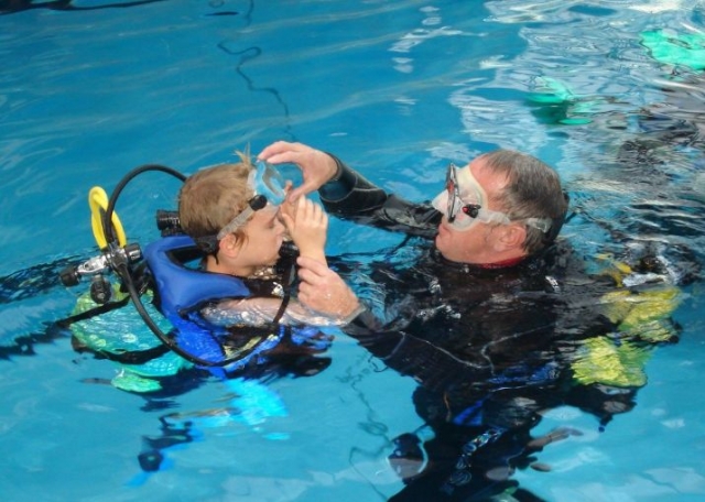  Child diving with Diving Capes 